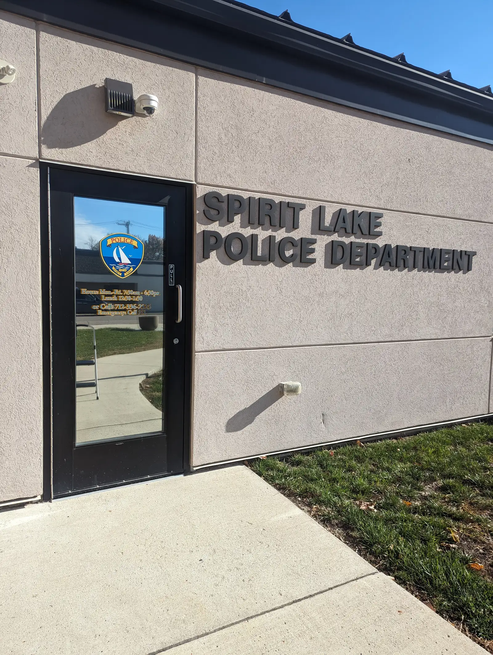 Spirit Lake Police Department windows with RN07G one-way daytime privacy film (exterior)